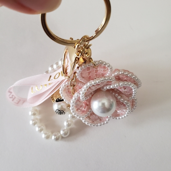 Elegant Handcrafted Pearl Camellia Charm - Chic Keychain, Bag & Car Accessory - Picture 8 of 8